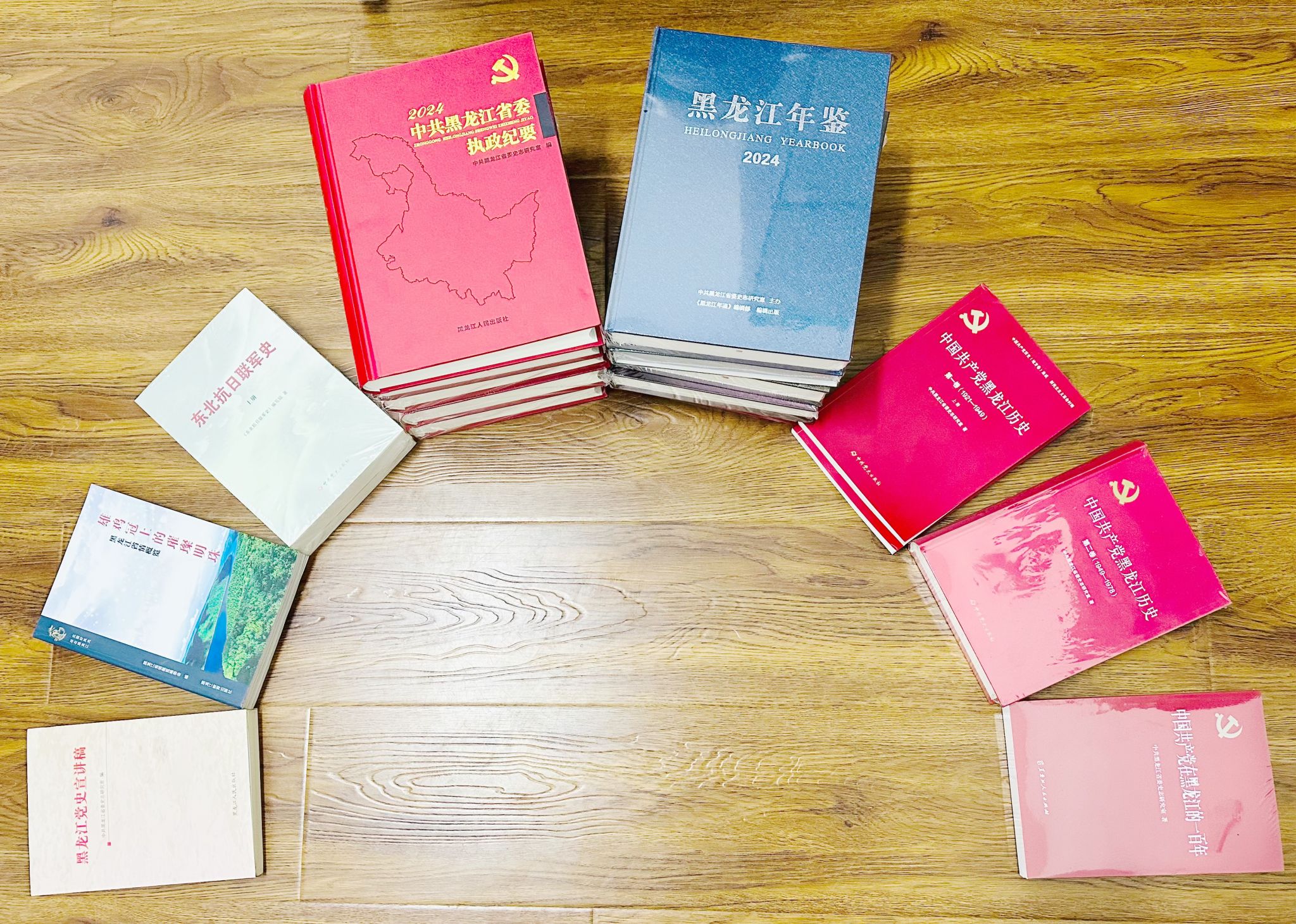 省委史志研究室材料征集处向食品学院博士生党支部捐赠书籍2